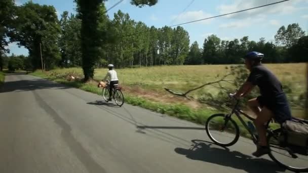 Rentnerehepaar radelt auf Straße — Stockvideo