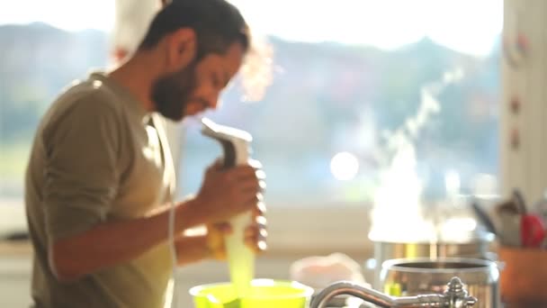 Hombre preparando el almuerzo en la cocina — Vídeos de Stock