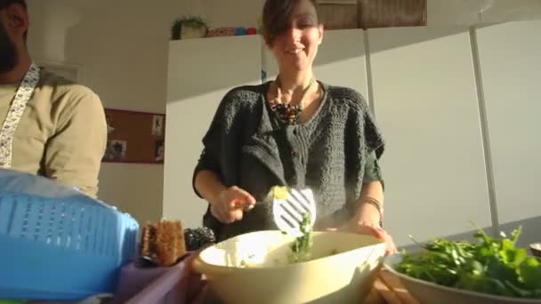 Casal preparando almoço na cozinha — Vídeo de Stock