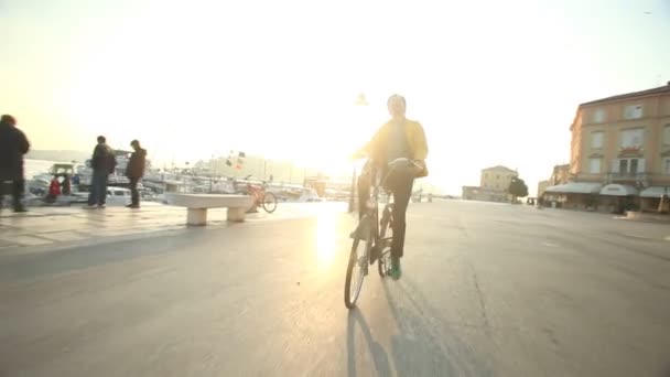 Muž Jízda na kole — Stock video