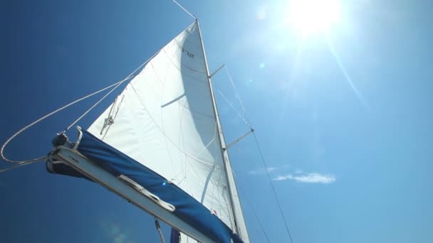 Segel schwimmend im Wind auf Segelboot — Stockvideo