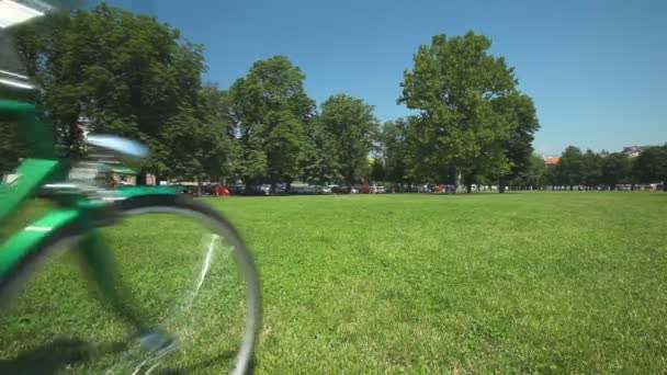 Casal desfrutando de ciclismo através do parque — Vídeo de Stock