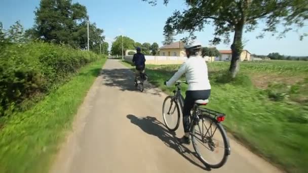 Pensionerat par cykla på vägen — Stockvideo