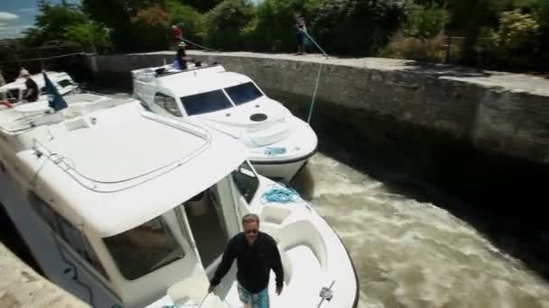 Opening gates at Fonserranes locks — Stock Video