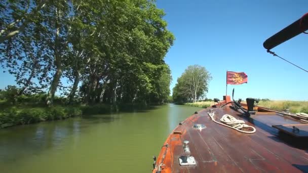 Viajar en un barco de madera — Vídeos de Stock