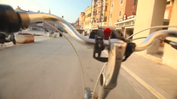 Hombre en bicicleta por carretera — Vídeos de Stock