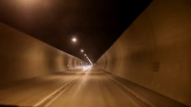 Voiture conduisant sur l'autoroute à travers les tunnels . — Video