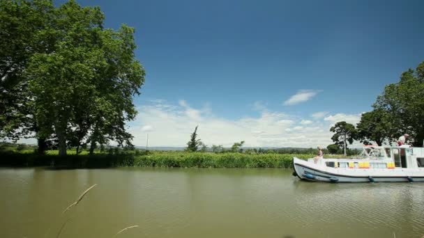 Cestující na lodi v létě na Canal du Midi — Stock video