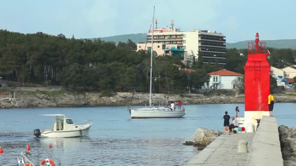 Tekneler, eski kasaba Krk liman — Stok video