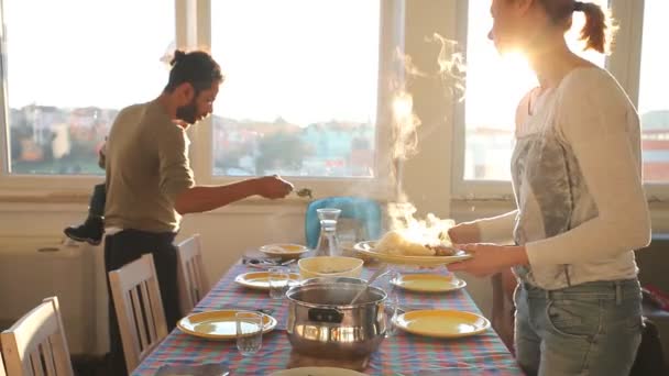 Groep vrienden thuis eten van de lunch — Stockvideo