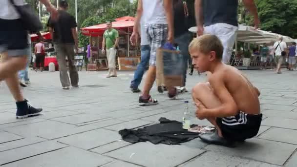 Boy singing Muslim songs for money — Stock Video