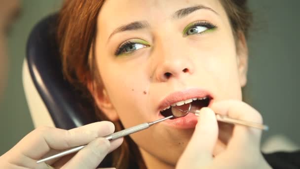 Mujer en cirugía de dentista — Vídeo de stock