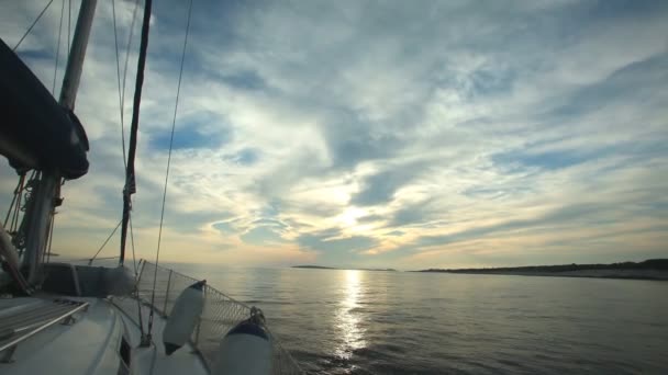 Via de eilanden zeilen op zeilboot — Stockvideo