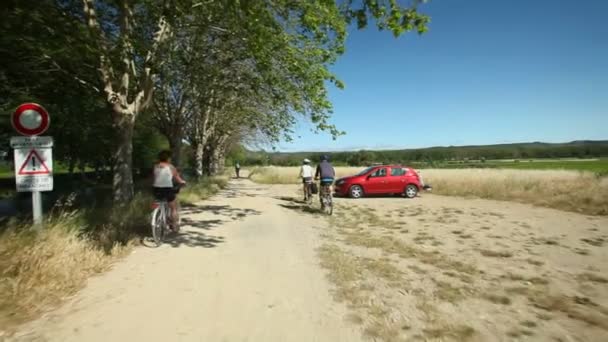 Pensionerat par cykla på vägen — Stockvideo