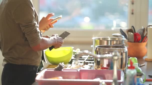 Pareja preparando el almuerzo en la cocina — Vídeos de Stock