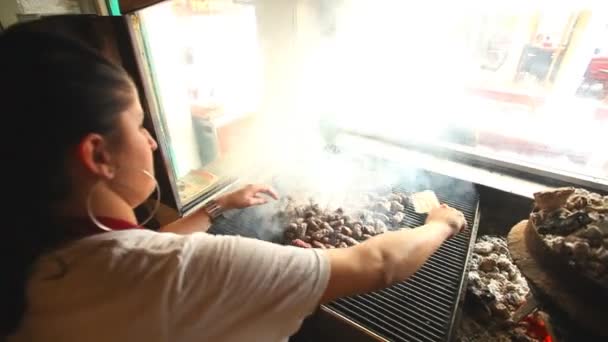 Vrouw grillen cevapi op grill in restaurant — Stockvideo