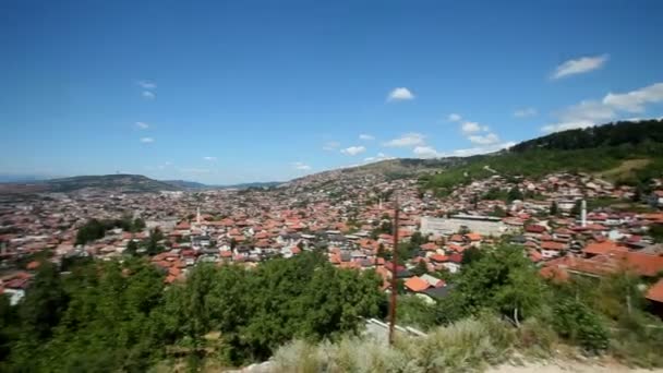 Panorámás kilátás nyílik a város Szarajevó — Stock videók