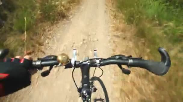 Mannen på cykel på grusväg — Stockvideo