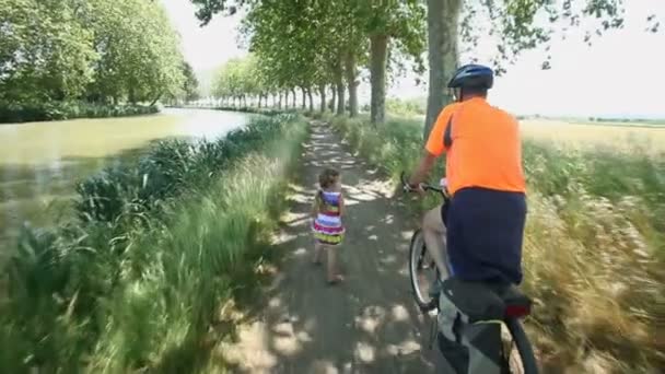 Man cycling with grand daughter — Stock Video