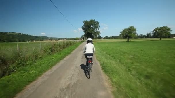 Pareja jubilada en bicicleta por carretera — Vídeo de stock