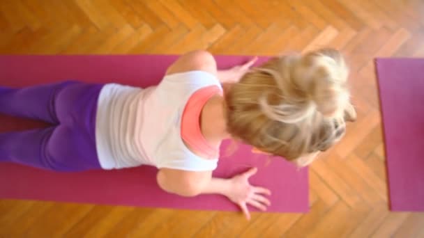 Vrouw doet yoga op rubberen mat — Stockvideo