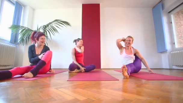 Women doing yoga on rubber mats — Stock Video