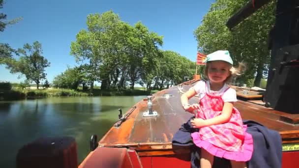 Niño en un barco de madera — Vídeos de Stock