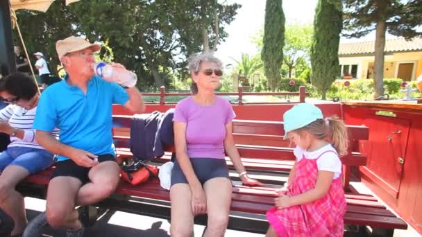 Abuelos con nieta en barco turístico — Vídeos de Stock