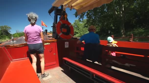 Επιβάτες σε βάρκα για το καλοκαίρι — Αρχείο Βίντεο