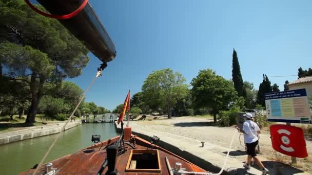 Barco en esclusa — Vídeo de stock