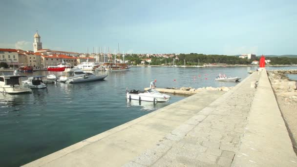 Boten in haven van de oude stad Krk — Stockvideo