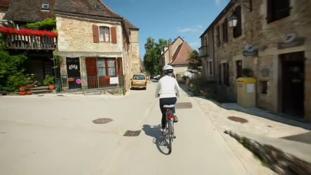 Gepensioneerde paar fietsen op weg — Stockvideo