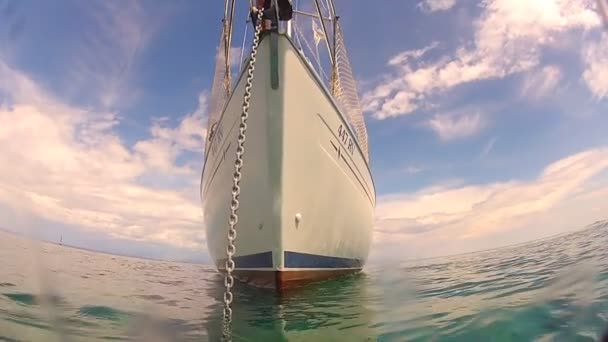 Man jumping into sea from boat — Stock Video