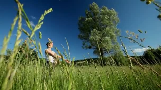 Woman doing yoga — Stock Video