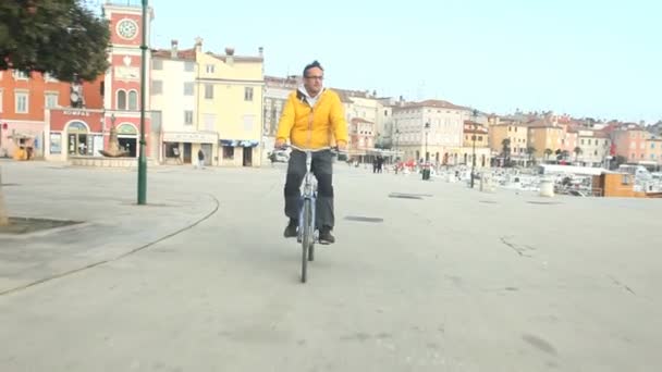 Hombre en bicicleta por carretera — Vídeo de stock