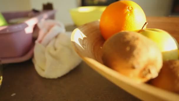Плоды в деревянной чаше — стоковое видео