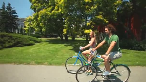 Пара наслаждается велосипедной прогулкой по парку — стоковое видео