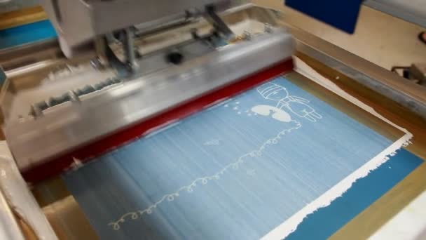 Screen printing manufacturing on t-shirts — Stock Video