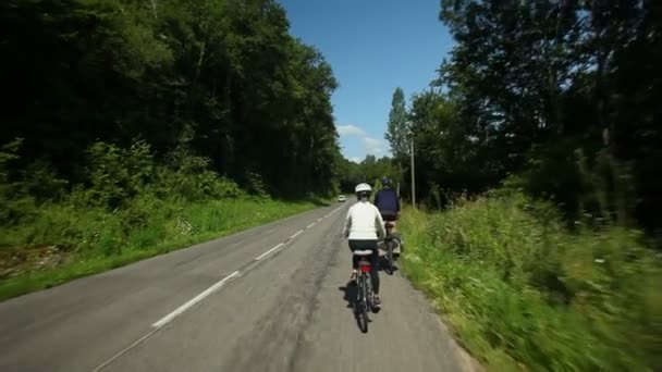 Συνταξιούχο ζευγάρι ποδηλασία στον δρόμο — Αρχείο Βίντεο