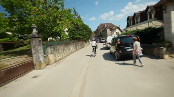 道路上の自転車の女性 — ストック動画