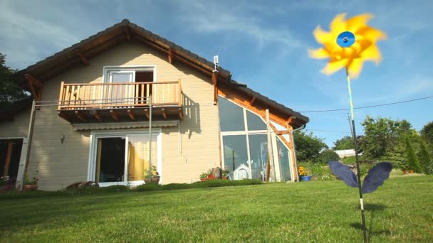 Moulin à vent jaune filant dans le vent — Video