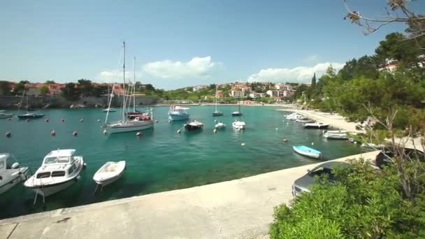 Tekneler, eski kasaba Krk liman — Stok video
