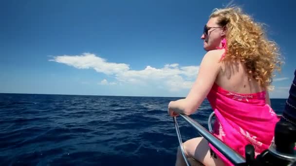 Frau sitzt auf Bug eines Segelbootes — Stockvideo