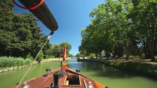 Viajar en un barco de madera — Vídeo de stock