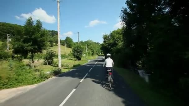 Rentnerehepaar radelt auf Straße — Stockvideo