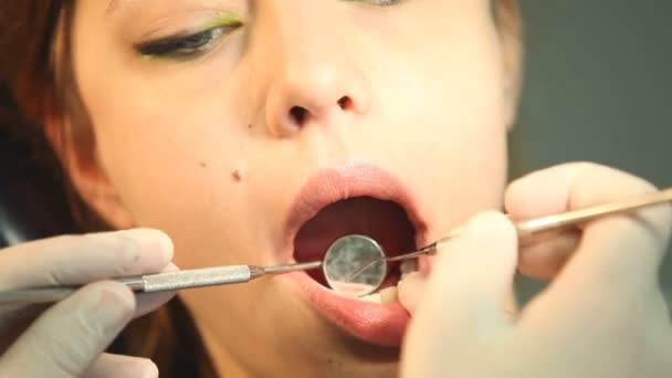 Mujer en cirugía de dentista — Vídeos de Stock