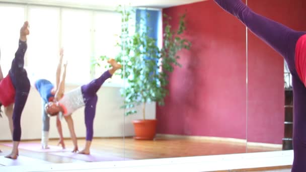 Mujeres haciendo yoga en alfombras de goma — Vídeo de stock