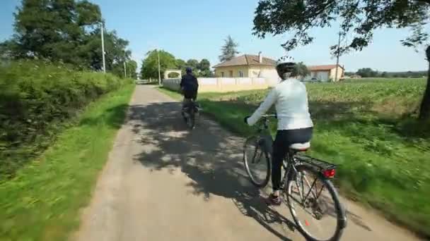 Gepensioneerde paar fietsen op weg — Stockvideo