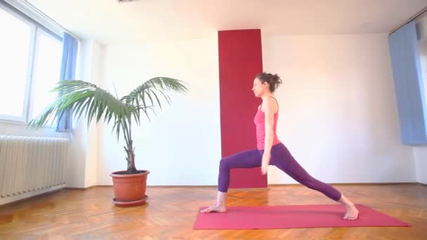 Mujer haciendo asanas de yoga en la sala — Vídeos de Stock