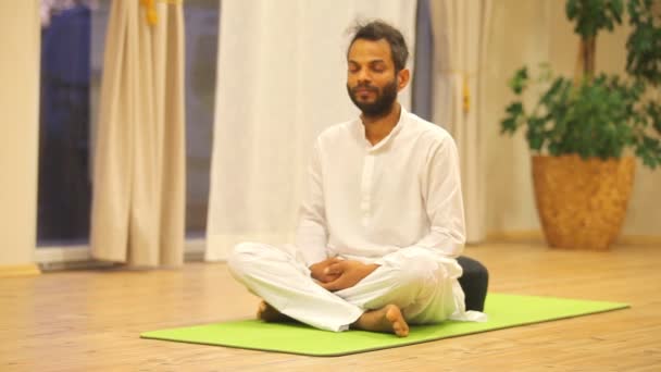Homem indiano praticando ioga — Vídeo de Stock